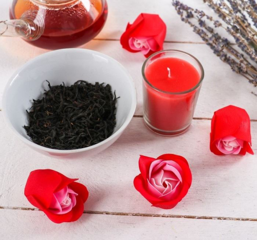 Изображение Набор "8 Марта" чай чёрный 25 г, свеча, мыльные лепестки